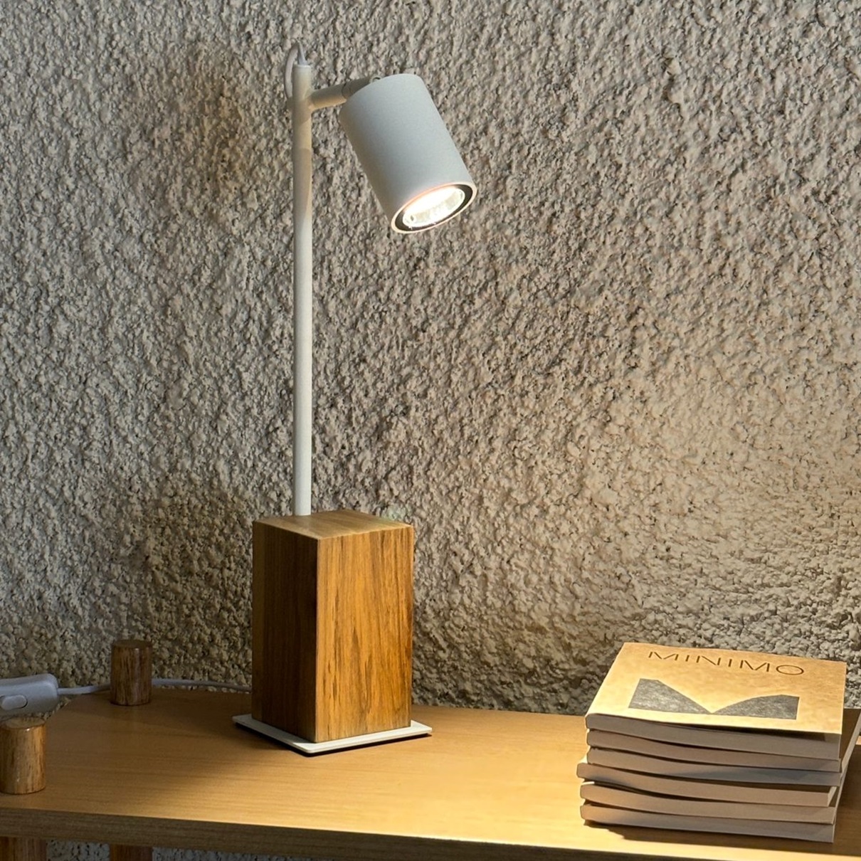 Lampara de mesa T - Imagen 3